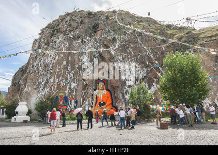 Touristen vor Nyetang große Buddha-statue Stockfoto