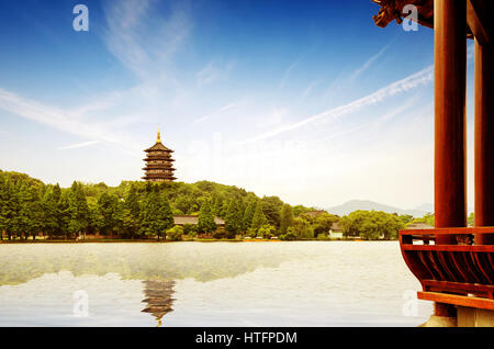 Hangzhou Landschaft, Pagode an der West See Seepromenade in Dämmerung Stockfoto