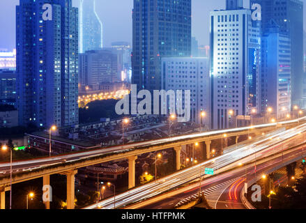 Luftaufnahme von Shanghais moderne Viadukt Nacht Stockfoto