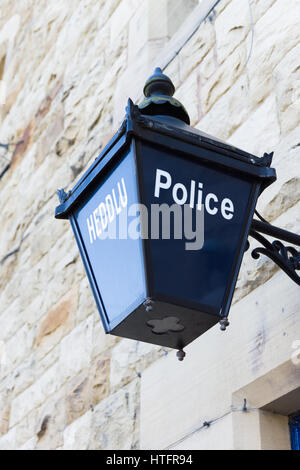 Altmodische blaue Lampe außerhalb einer walisischen Polizeistation in englische und walisische Sprache Stockfoto