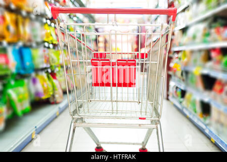Supermarkt Interieur, leeren roten Warenkorb. Stockfoto