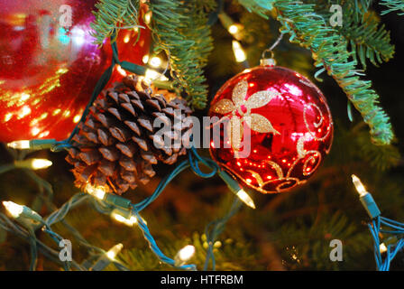 Hängen an echten Weihnachtsbaum Ornament Stockfoto