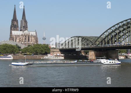 im Landesinneren Tankschiff Schifffahrt auf dem Rhein Stockfoto