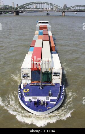 im Landesinneren Containerschiff Schifffahrt auf dem Rhein Stockfoto