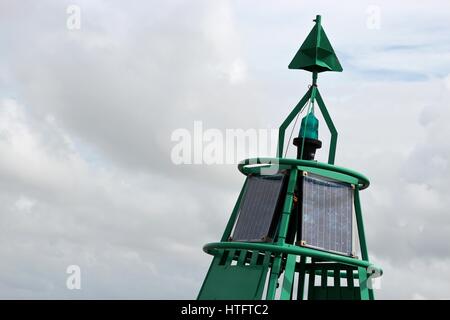 grünen seitlichen Boje gegen den Himmel Stockfoto