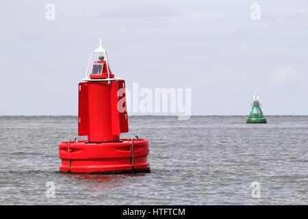 seitliche Bojen am Rande einer fairway Stockfoto