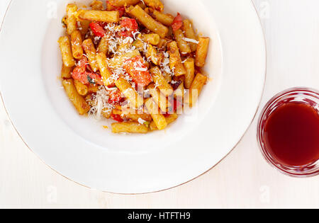 Tomaten Sauce Nudeln auf weißen Teller von oben gesehen Stockfoto