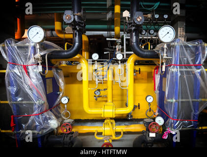Nahaufnahme des Manometers, Rohre und Armatur Ventile des Heizsystems in einem Heizraum Stockfoto
