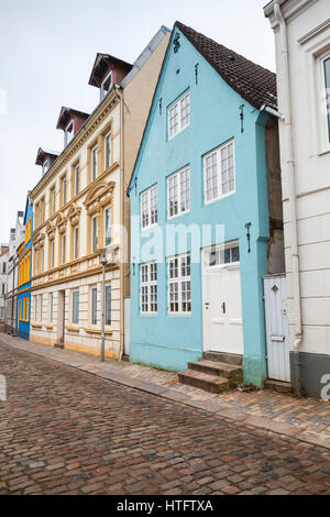 Vertikale Stadtbild. Traditionelle bunte Wohnhäuser entlang der Straße in der Altstadt Stadt Flensburg, Deutschland Stockfoto