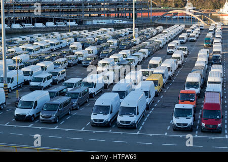 Neue Opel und Mercedes Transporter wartet in Pasajes Hafenstadt (Baskenland, Spanien) 2017 geliefert werden. Stockfoto