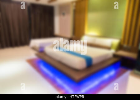 Abstrakte Unschärfe Bett in einem Hotelzimmer in der Nacht, Thailand Stockfoto