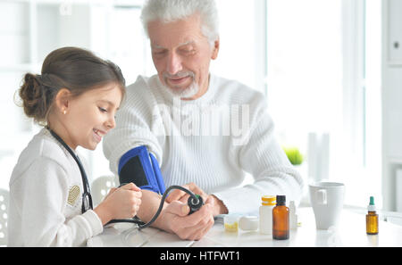 Porträt von der Enkelin kümmert sich um einen kranken Großvater Stockfoto