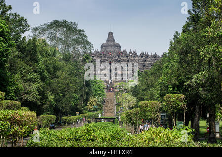 Kuppel des Borobudur-Tempel überragt die Verbindung Gründen - Java, Indonesien Stockfoto