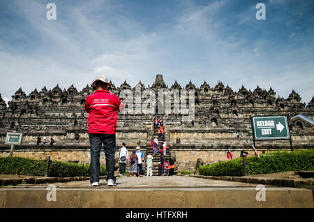 Touristen fotografieren am Eingang zum Tempel von Borobudur auf Java, Indonesien Stockfoto