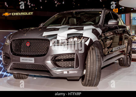 Genf, Schweiz - 8. März 2017: Start der F-Pace auf dem Jaguar Stand auf dem Genfer Autosalon Stockfoto