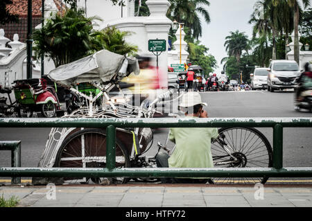 Becak-Fahrer eine Pause am Ende der Malioboro Street in Yogyakarta - Java, Indonesien Stockfoto