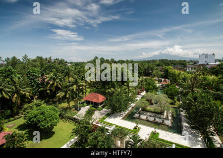 Wolke bedeckt Vulkane Mount Merapi und Mount Sumbing gesehen von einem Hotelbalkon in Yogyakarta, Indonesien Stockfoto