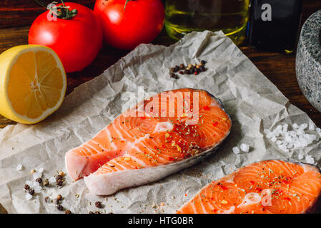Roter Fisch Prerared mit Gewürzen und Zitrone. Stockfoto