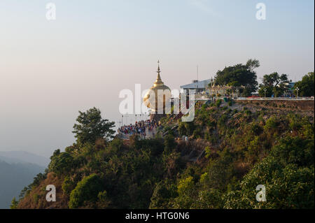 01.02.2017, kyaikto, Myanmar, Asien - der goldene Felsen mit dem kyaiktiyo Pagode. Stockfoto