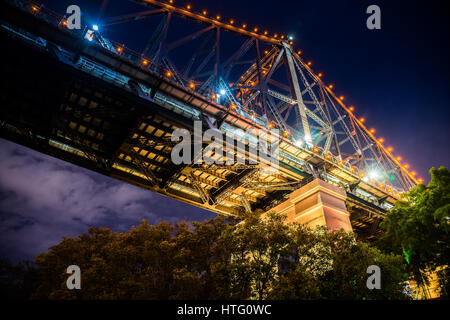 Nahaufnahme der Brisbane Story Bridge. Eines der wichtigsten Symbole in Brisbane Stadt. Orange Beleuchtung über die Brücke Stockfoto