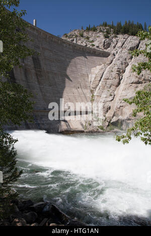 Eine Flut von Wasser schießt aus dem Boden des Gibson Dam, Sonne-River-Canyon, Mt. Stockfoto