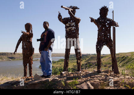 Damien Mitchell verbindet die Lewis & Clark Skulpturen auf Rivers Edge Trail, Great Falls, Mt. (MR) Stockfoto