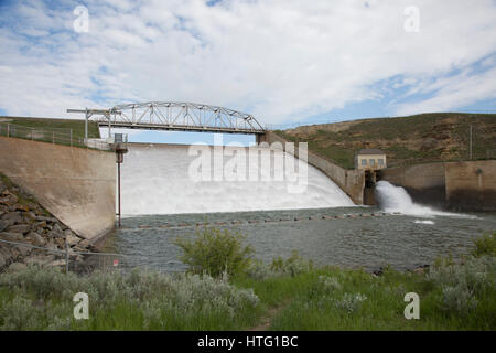 Abflußkanal auf Fresno Damm, 14 Meilen westlich von Havre. Die Struktur staut den Milk River, die Erhaltung Lagerung und Flood Kontrolle. Stockfoto