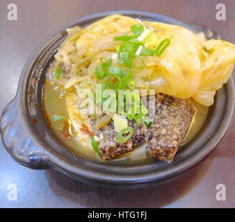 Kohl-Tontopf mit schwarzem Reis Kuchen closeup Stockfoto