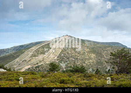 Ansichten von Navacerrada Ski resort aus Siete Picos (sieben Gipfel), in der Sierra de Guadarrama Mountains National Park Provinzen Segovia und Madrid, Spanien Stockfoto