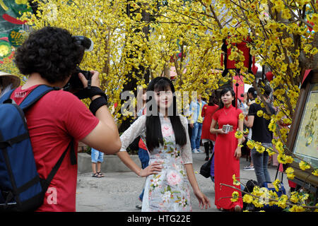 HO CHI MINH CITY, Vietnam, Gruppe von schönen vietnamesischen Mädchen tragen traditionelle Kleidung ist Ao Dai und posiert für Fotos im Frühling Festival in Vietnam Stockfoto