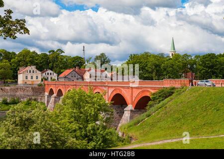 Alte Ziegel Brücke über den Fluss Venta in Kuldiga, Lettland. Sommer Zeit. Stockfoto