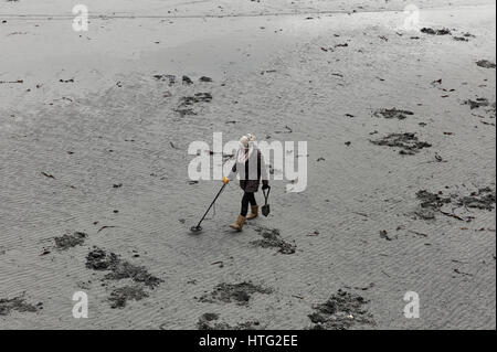 Frau Metalldetektoren an einem Strand Stockfoto