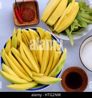 Vietnamesische Frucht, grüne Mango schneiden in der Scheibe, eine beliebte tropische Früchte, reich Vitamin A, Vitamin C, Kollagen, gut für die Gesundheit, Impuls-Calcium-Resorption Stockfoto