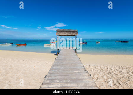 Le Morne, Mauritius - 11. Dezember 2015: Schöne Pavillon am tropischen Sandstrand in Le Morne Bay, Mauritius. Stockfoto