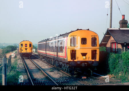 Ein Paar dieselelektrischer „Thumper“-Triebwagen mit den Nummern 207017 (3D) und 205101 (3H) überqueren sich bei Appledore, wo die „Marshlink“-Dienste arbeiten. Stockfoto