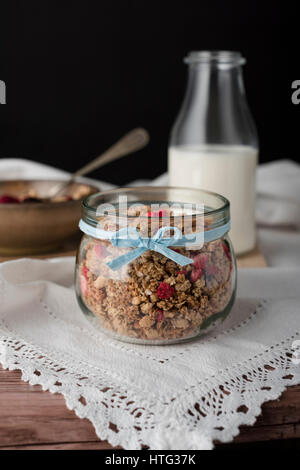 Getreide in einem Glas mit blauem Band. Stockfoto