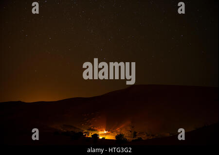 Einem wunderschönen Sternenhimmel über ein Berber-Camp in der Sahara Wüste, Marokko Stockfoto