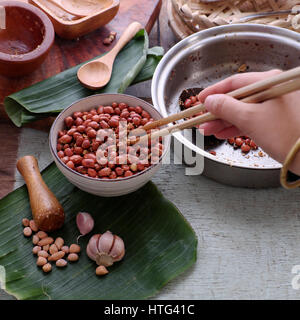 Vietnamesischer Imbiss essen, gerösteten Erdnüssen mit roter Paprika, Knoblauch, Salz, machen lecker Essen Stockfoto