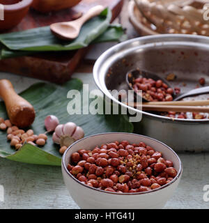 Vietnamesischer Imbiss essen, gerösteten Erdnüssen mit roter Paprika, Knoblauch, Salz, machen lecker Essen Stockfoto