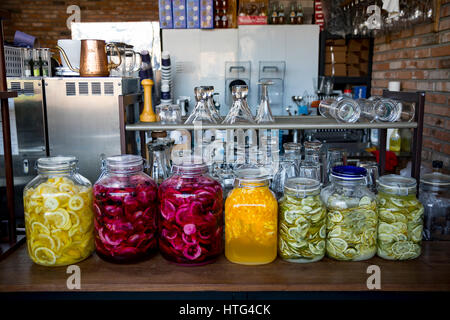 Obst Marmelade für süße Ade oder heißen Tee im café Stockfoto