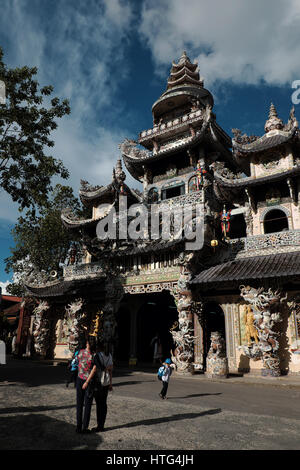 DA LAT, VIET NAM-1. September 2016: Erstaunlich Architekt Linh Phuoc Pagode am Tag bei Trai Mat, Dalat, Vietnam Stockfoto