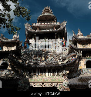 DA LAT, VIET NAM-1. September 2016: Erstaunlich Architekt Linh Phuoc Pagode am Tag bei Trai Mat, Dalat, Vietnam Stockfoto