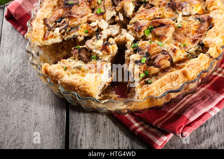 Stück Torte mit Huhn, Pilzen und Käse Stockfoto