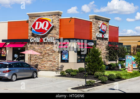 Indianapolis - ca. August 2016: Dairy Queen-Retail-Fast-Food-Lage. DQ ist eine Tochtergesellschaft von Berkshire Hathaway III Stockfoto