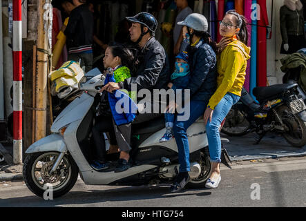 Kleine Motorräder und Fahrer in der Stadt Hanoi Vietnam wo kleine Motorräder immer noch die Straßen wie der Rest von Vietnam dominieren Stockfoto