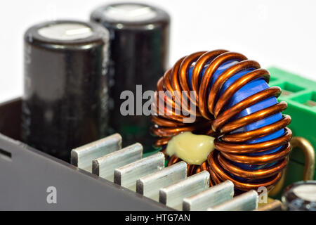 Induktivität Spule und Kondensatoren des Netzteils Stockfoto