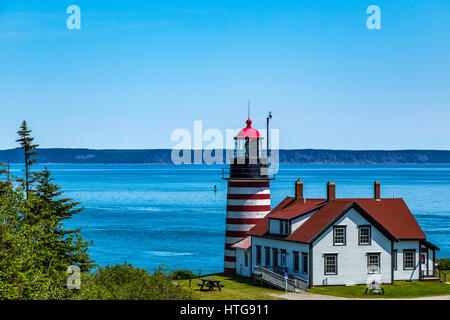 West Quoddy Head Quoddy Head State Park, Lubec, Maine, ist der östlichste Punkt der angrenzenden Vereinigten Staaten. Seit 1808 gab es eine ligh Stockfoto