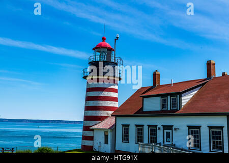 West Quoddy Head Quoddy Head State Park, Lubec, Maine, ist der östlichste Punkt der angrenzenden Vereinigten Staaten. Seit 1808 gab es eine ligh Stockfoto