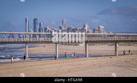 Surfers Paradise, Queensland, Australien am 16. August 2016: Skyline vom Strand Stockfoto