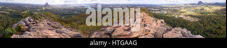 360 Panoramablick auf die Glasshouse Mountains, Sunshine Coast, Queensland, Australien, eine Gruppe von Hügeln, die abrupt von der Küstenebene steigt Stockfoto